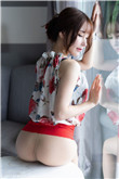 美女吻胸